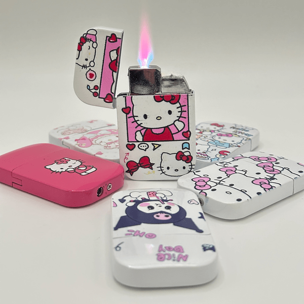 Encendedor Recargable Hello Kitty & Kuromi – Edición Metálica con Llama Rosa